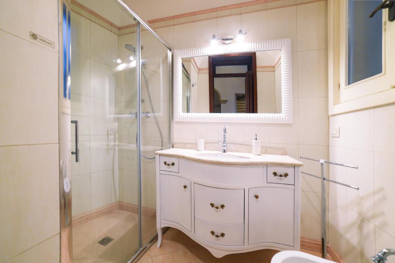 Milestone Inn Лече Екстериор снимка