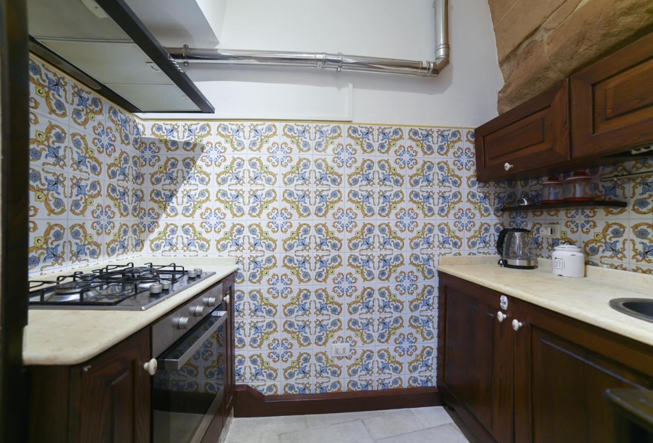 Milestone Inn Лече Екстериор снимка