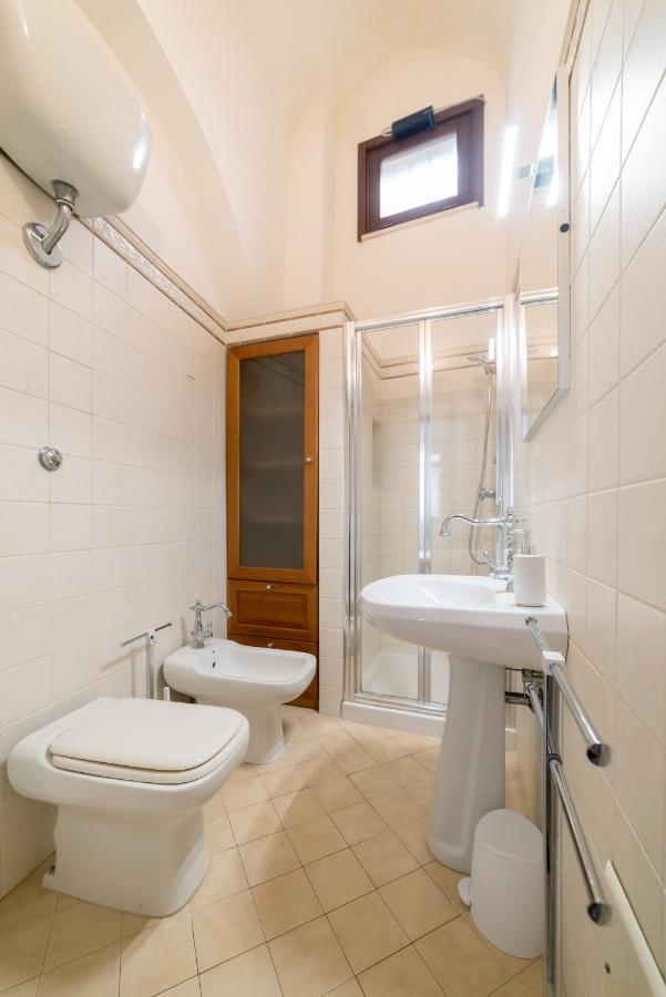 Milestone Inn Лече Екстериор снимка
