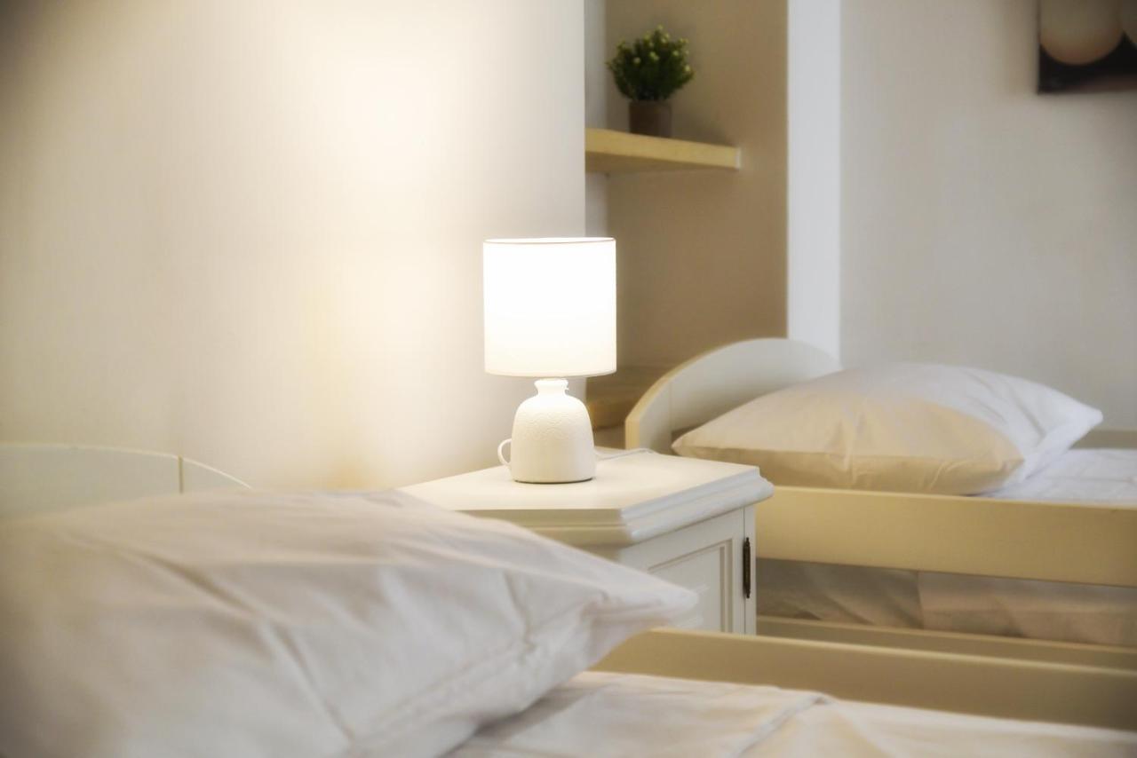 Milestone Inn Лече Екстериор снимка